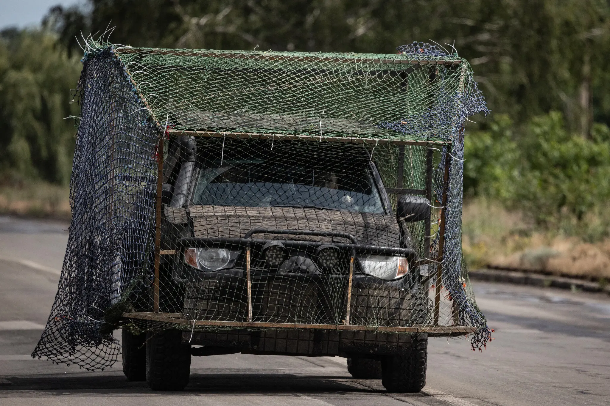 Військова машина на околиці Костянтинівки накрита кліткою для захисту від атак російських безпілотників.